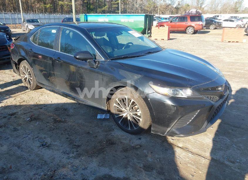 2018 Toyota Camry SE (VIN 4T1B11HK5JU054532) main photo