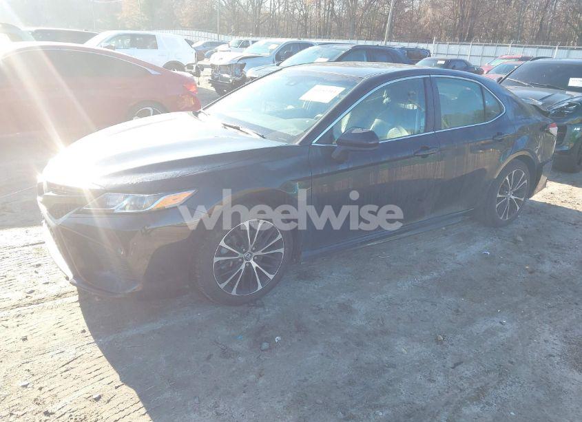 Photo 2 of 2018 Toyota Camry SE (VIN 4T1B11HK5JU054532)