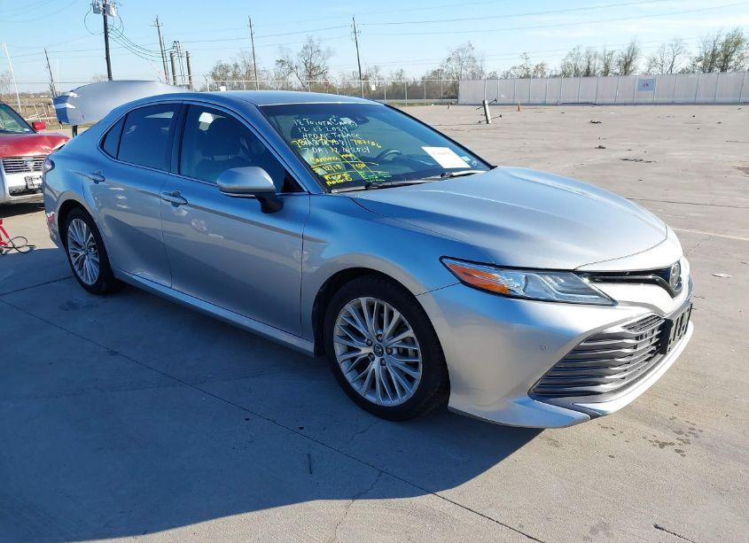 2018 Toyota Camry XLE (VIN 4T1B11HK5JU060301) main photo