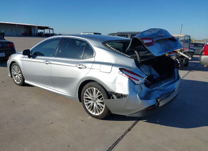 Photo 3 of 2018 Toyota Camry XLE (VIN 4T1B11HK5JU060301)