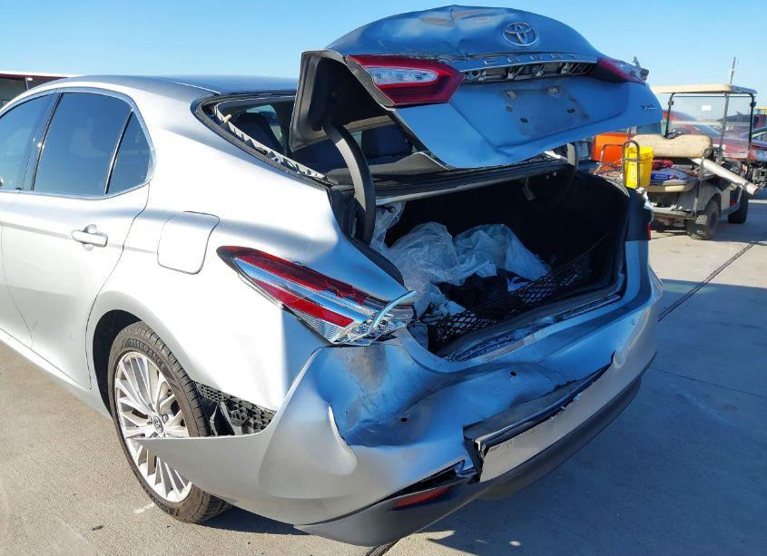 Photo 6 of 2018 Toyota Camry XLE (VIN 4T1B11HK5JU060301)