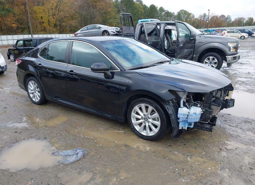 2018 Toyota Camry LE (VIN 4T1B11HK5JU069788) main photo