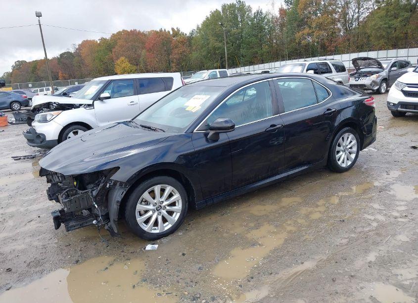 Photo 2 of 2018 Toyota Camry LE (VIN 4T1B11HK5JU069788)