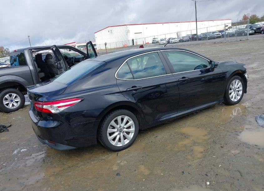 Photo 4 of 2018 Toyota Camry LE (VIN 4T1B11HK5JU069788)