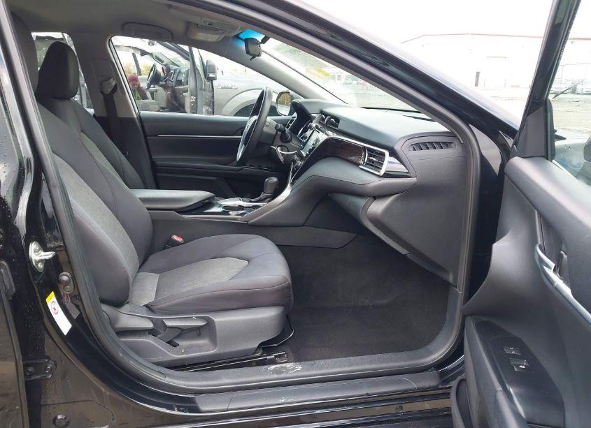 Photo 5 of 2018 Toyota Camry LE (VIN 4T1B11HK5JU069788)