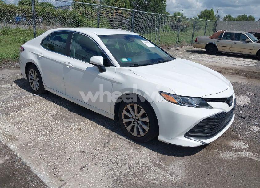 2018 Toyota Camry LE (VIN 4T1B11HK5JU074876) main photo