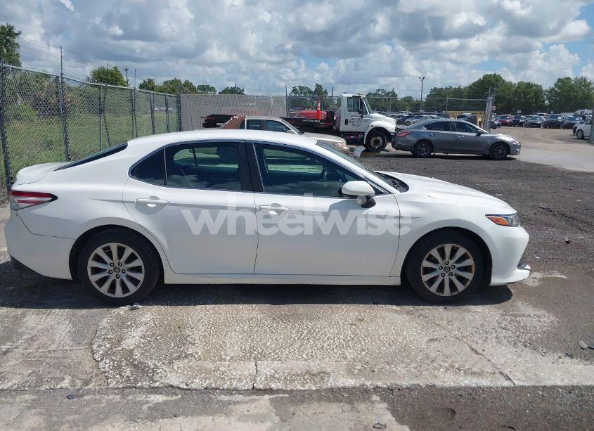 Photo 13 of 2018 Toyota Camry LE (VIN 4T1B11HK5JU074876)