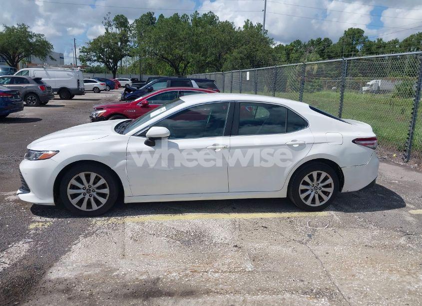 Photo 14 of 2018 Toyota Camry LE (VIN 4T1B11HK5JU074876)