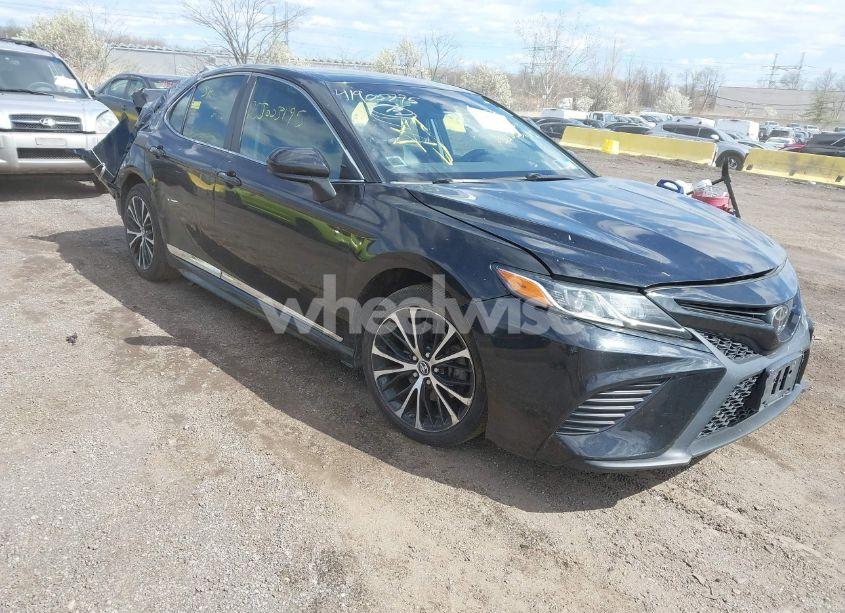 2018 Toyota Camry SE (VIN 4T1B11HK5JU076028) main photo