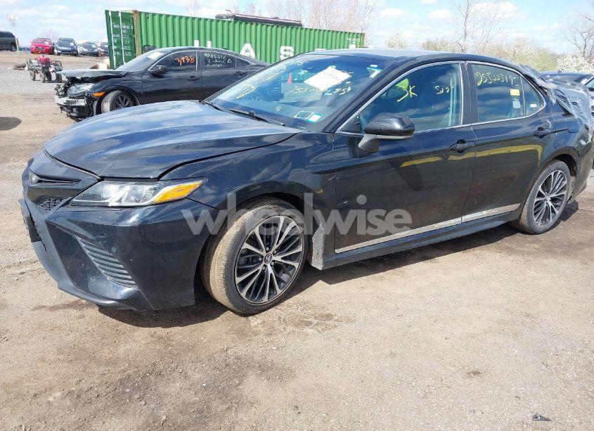 Photo 2 of 2018 Toyota Camry SE (VIN 4T1B11HK5JU076028)