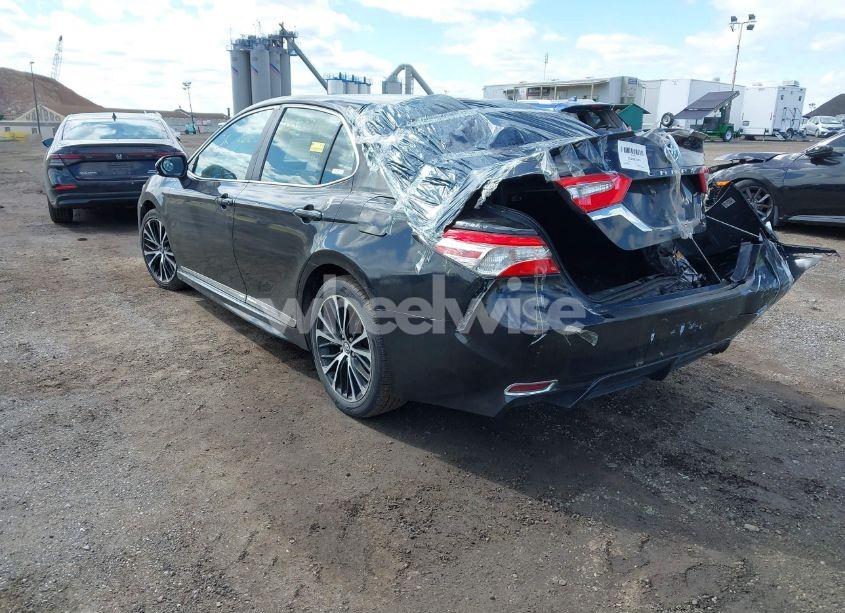 Photo 3 of 2018 Toyota Camry SE (VIN 4T1B11HK5JU076028)