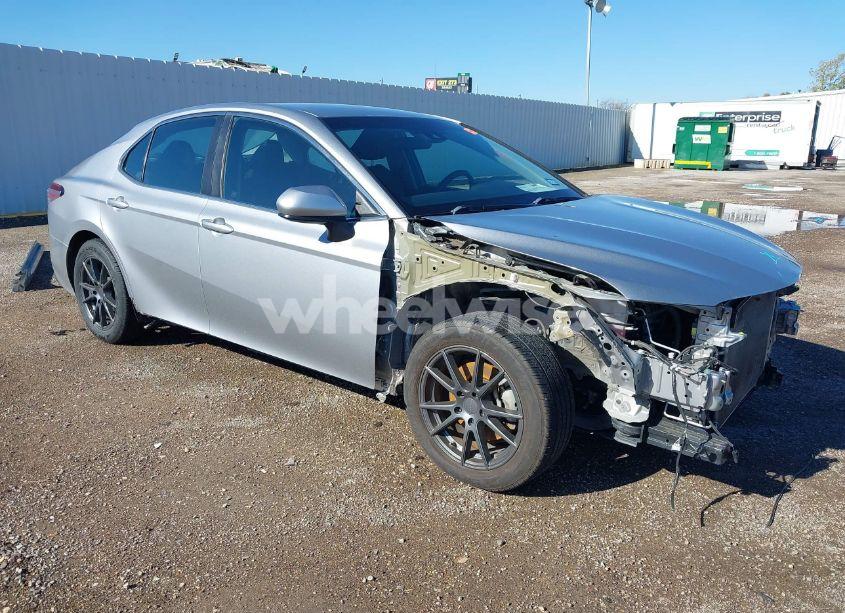 2018 Toyota Camry LE (VIN 4T1B11HK5JU084338) main photo