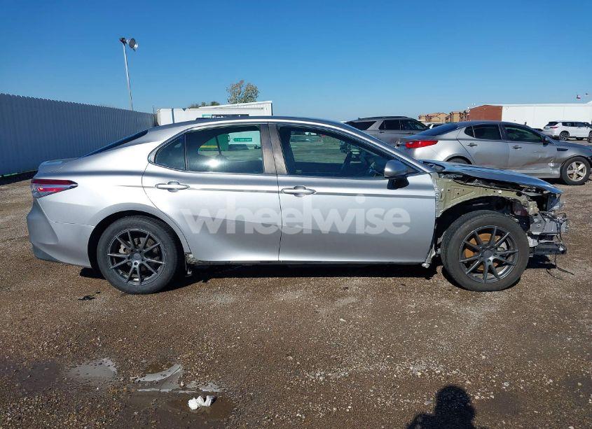 Photo 14 of 2018 Toyota Camry LE (VIN 4T1B11HK5JU084338)