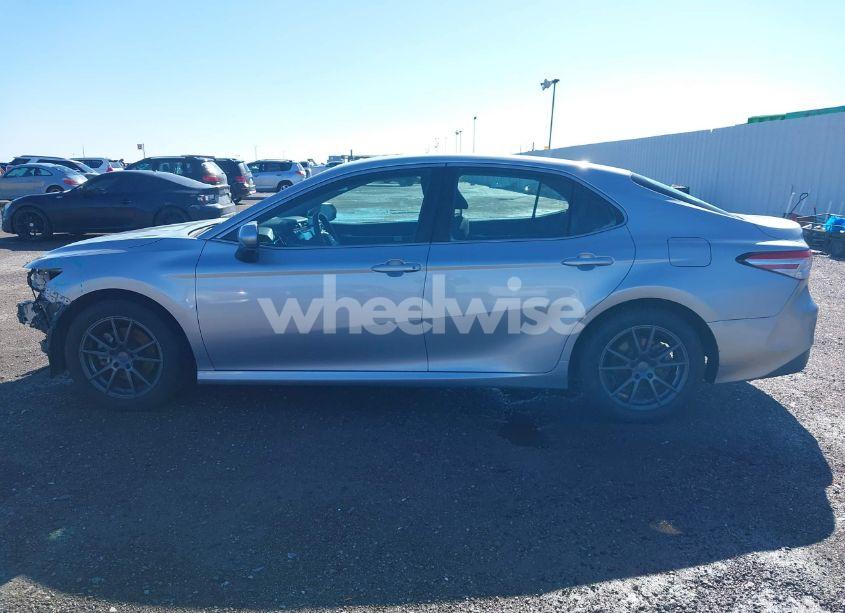 Photo 15 of 2018 Toyota Camry LE (VIN 4T1B11HK5JU084338)