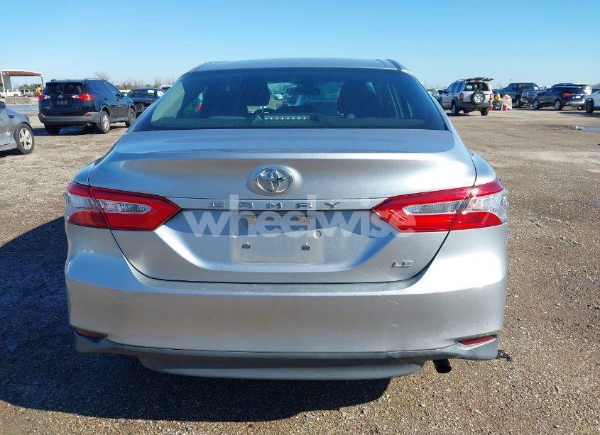 Photo 17 of 2018 Toyota Camry LE (VIN 4T1B11HK5JU084338)