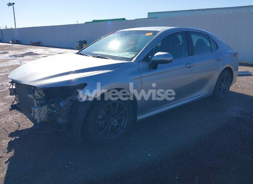 Photo 2 of 2018 Toyota Camry LE (VIN 4T1B11HK5JU084338)