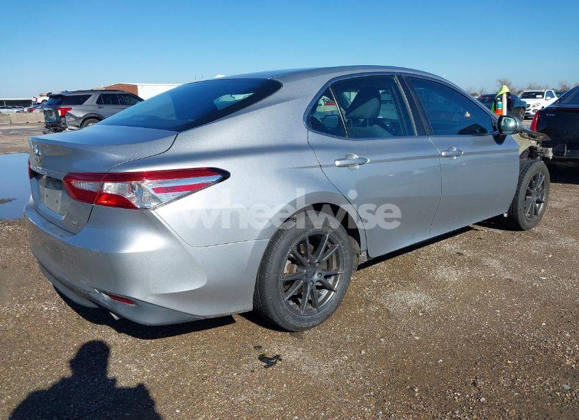 Photo 4 of 2018 Toyota Camry LE (VIN 4T1B11HK5JU084338)