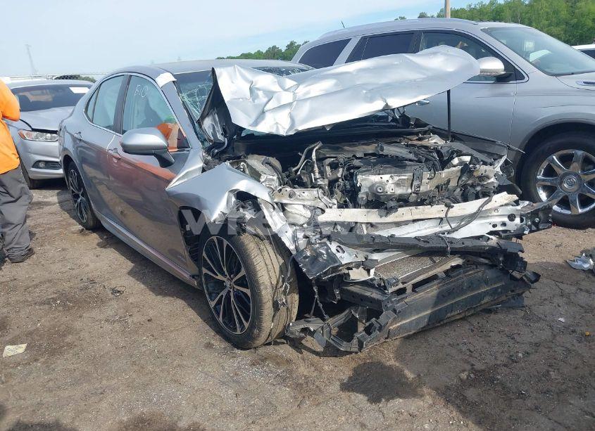 2018 Toyota Camry SE (VIN 4T1B11HK5JU088440) main photo