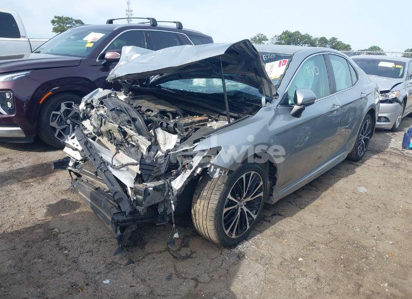 Photo 2 of 2018 Toyota Camry SE (VIN 4T1B11HK5JU088440)