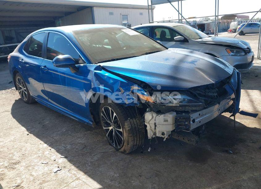 2018 Toyota Camry SE (VIN 4T1B11HK5JU102451) main photo