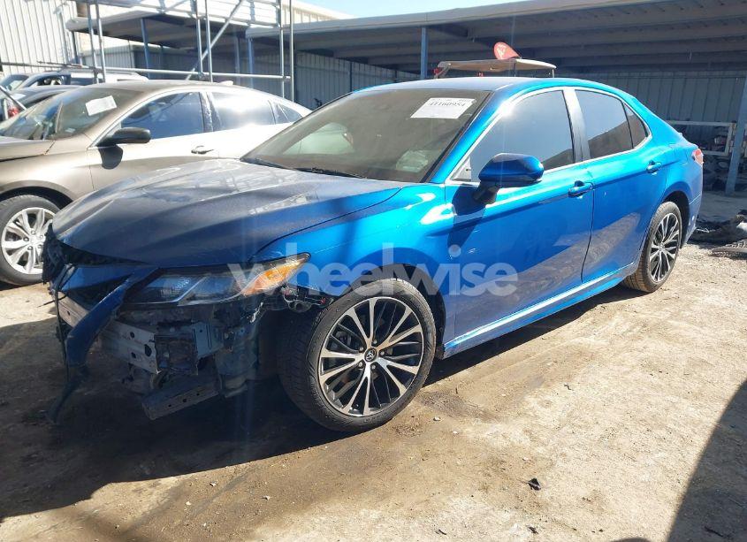 Photo 2 of 2018 Toyota Camry SE (VIN 4T1B11HK5JU102451)