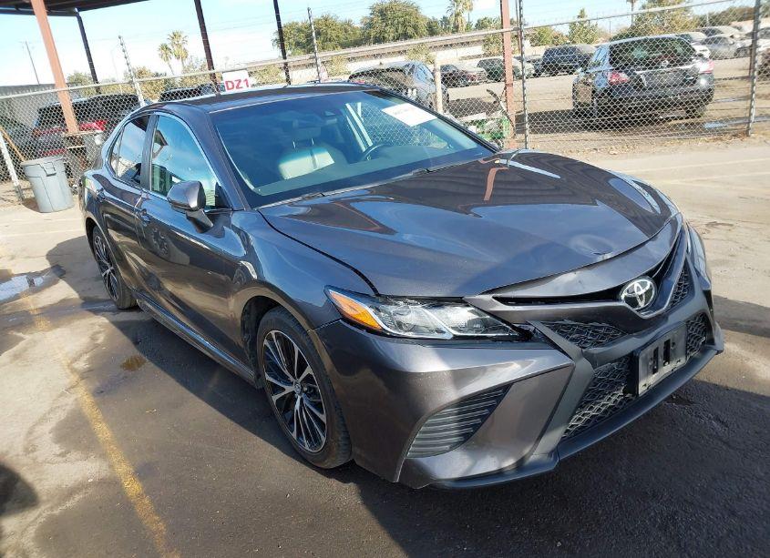 2018 Toyota Camry SE (VIN 4T1B11HK5JU124756) main photo