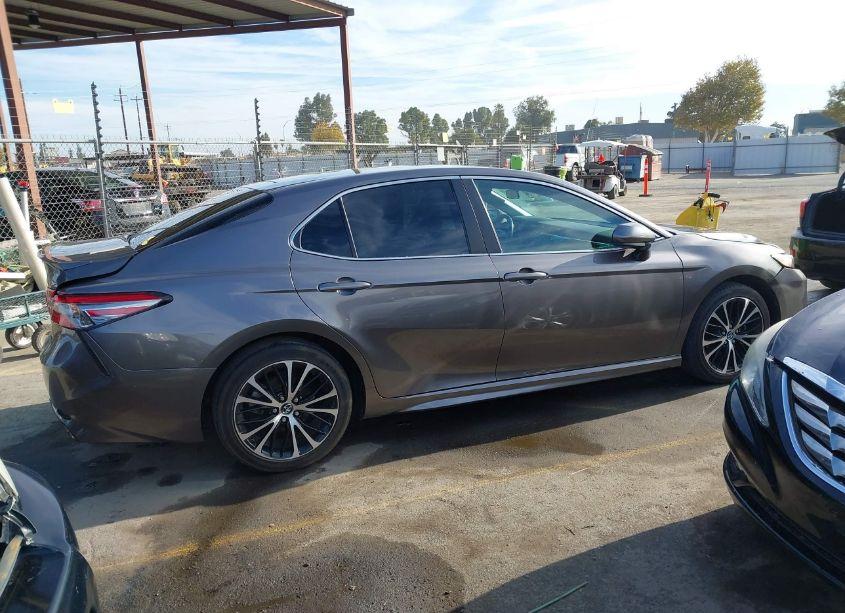 Photo 13 of 2018 Toyota Camry SE (VIN 4T1B11HK5JU124756)