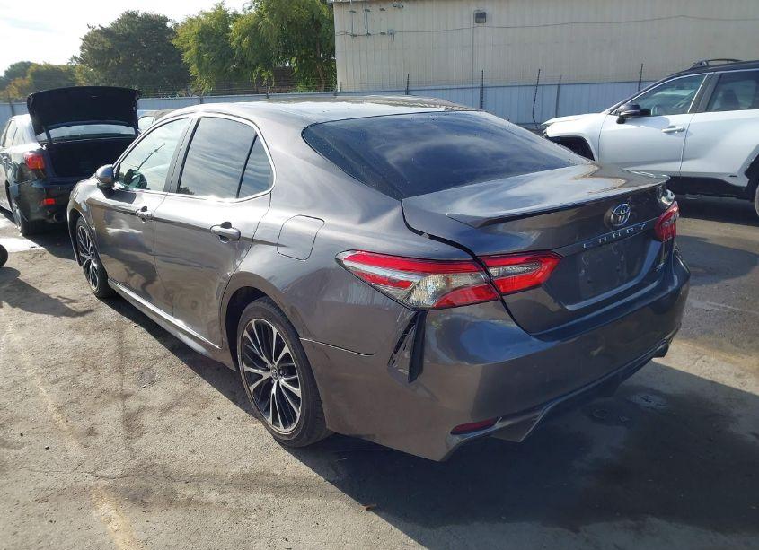 Photo 3 of 2018 Toyota Camry SE (VIN 4T1B11HK5JU124756)