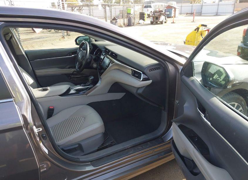 Photo 5 of 2018 Toyota Camry SE (VIN 4T1B11HK5JU124756)