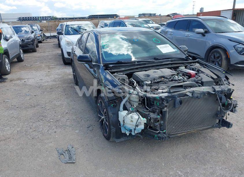 2018 Toyota Camry SE (VIN 4T1B11HK5JU127494) main photo