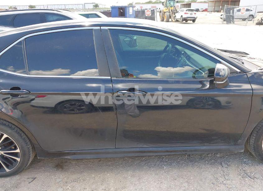 Photo 14 of 2018 Toyota Camry SE (VIN 4T1B11HK5JU127494)