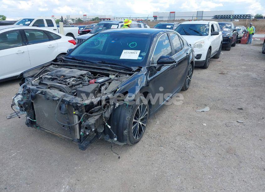 Photo 2 of 2018 Toyota Camry SE (VIN 4T1B11HK5JU127494)