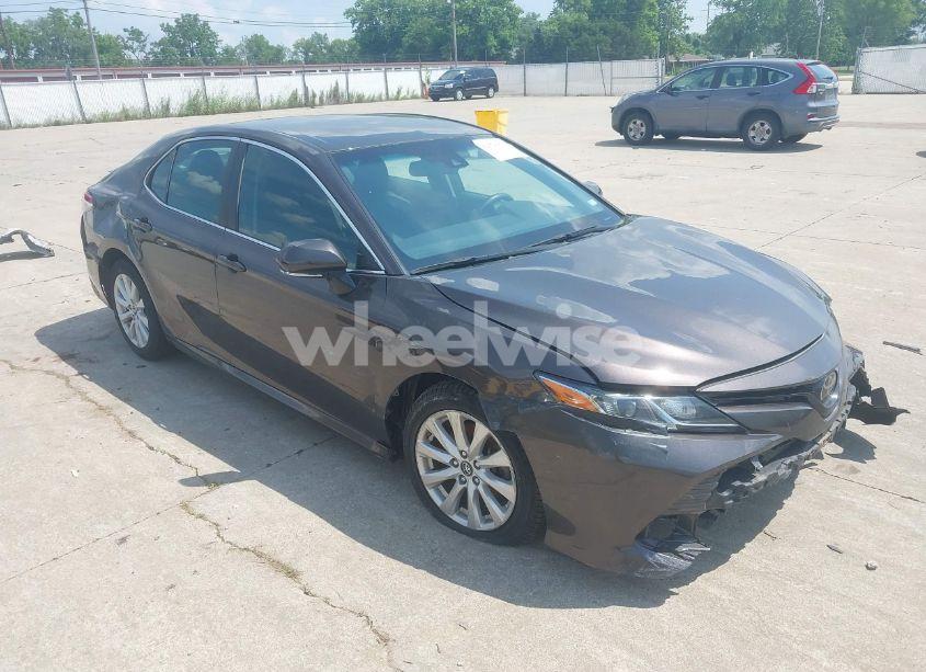 2018 Toyota Camry LE (VIN 4T1B11HK5JU140357) main photo