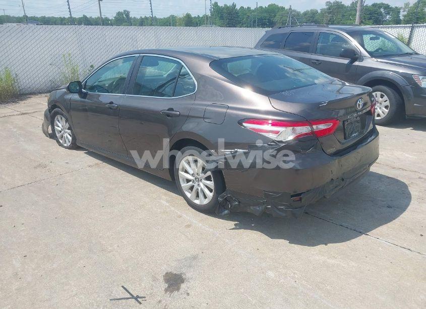 Photo 3 of 2018 Toyota Camry LE (VIN 4T1B11HK5JU140357)