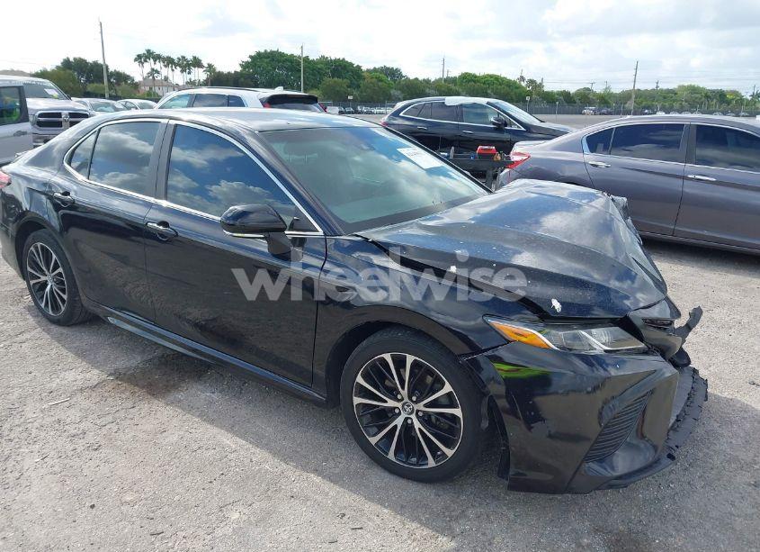 2018 Toyota Camry SE (VIN 4T1B11HK5JU141038) main photo