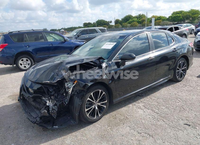 Photo 2 of 2018 Toyota Camry SE (VIN 4T1B11HK5JU141038)