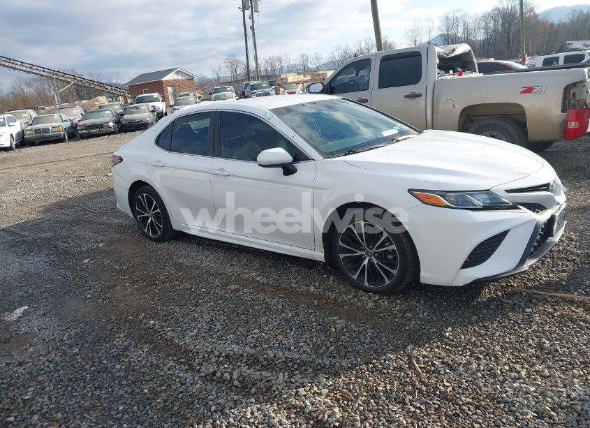 2018 Toyota Camry SE (VIN 4T1B11HK5JU151214) main photo