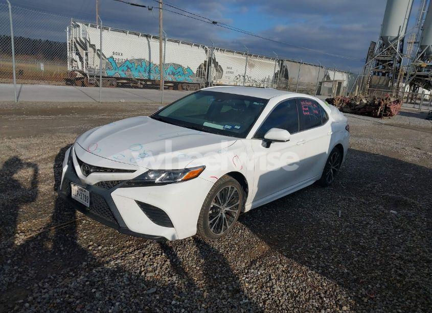 Photo 2 of 2018 Toyota Camry SE (VIN 4T1B11HK5JU151214)