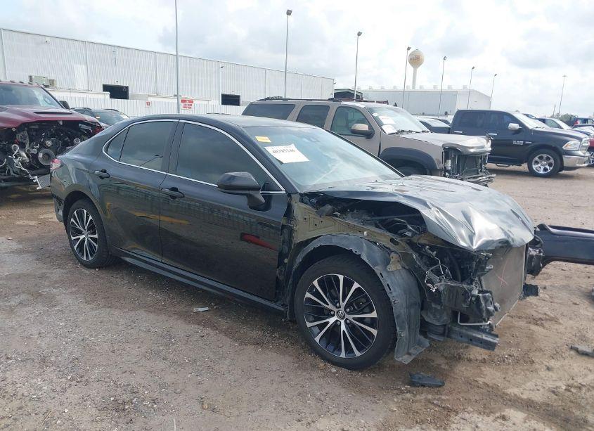 2018 Toyota Camry SE (VIN 4T1B11HK5JU153335) main photo