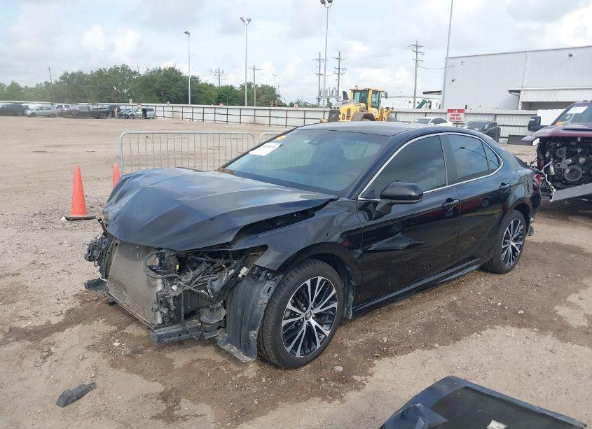 Photo 2 of 2018 Toyota Camry SE (VIN 4T1B11HK5JU153335)