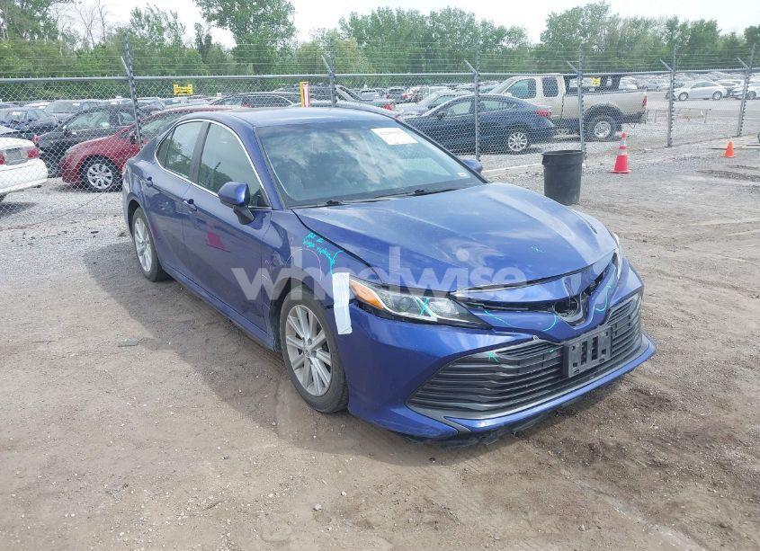 2018 Toyota Camry LE (VIN 4T1B11HK5JU511890) main photo