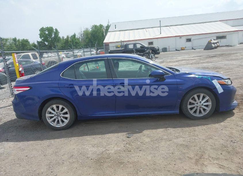 Photo 13 of 2018 Toyota Camry LE (VIN 4T1B11HK5JU511890)