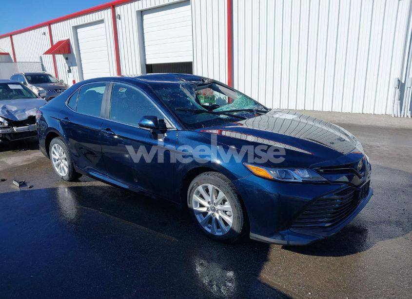 2018 Toyota Camry LE (VIN 4T1B11HK5JU520010) main photo