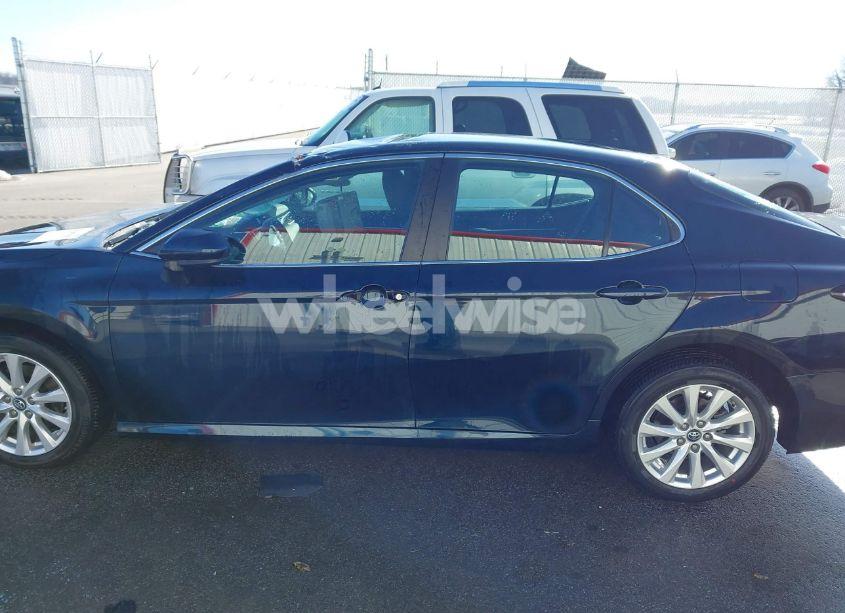 Photo 14 of 2018 Toyota Camry LE (VIN 4T1B11HK5JU520010)