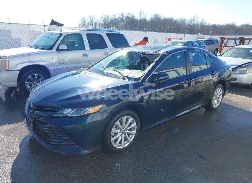 Photo 2 of 2018 Toyota Camry LE (VIN 4T1B11HK5JU520010)