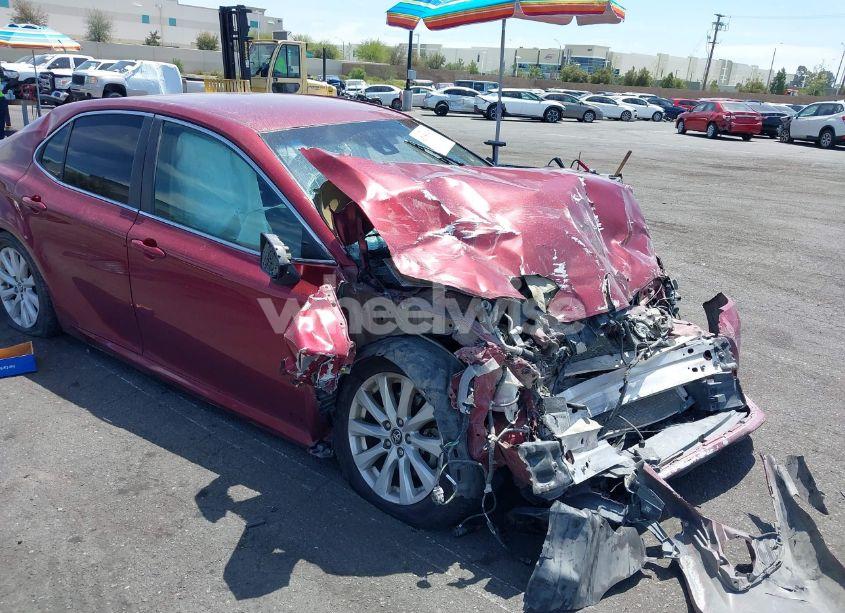 2018 Toyota Camry LE (VIN 4T1B11HK5JU527586) main photo