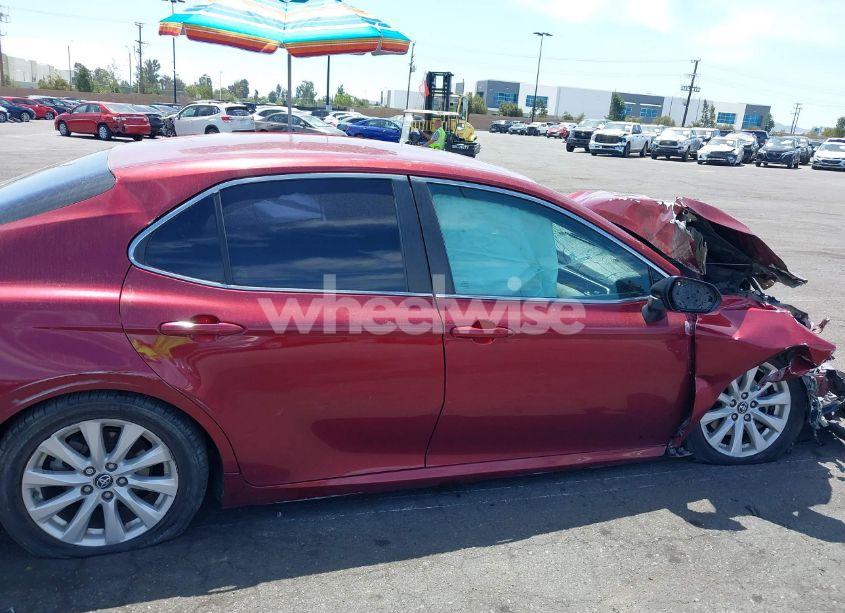 Photo 13 of 2018 Toyota Camry LE (VIN 4T1B11HK5JU527586)