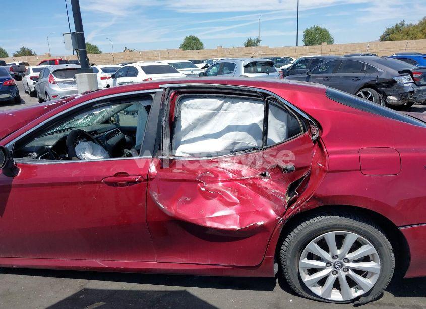 Photo 14 of 2018 Toyota Camry LE (VIN 4T1B11HK5JU527586)