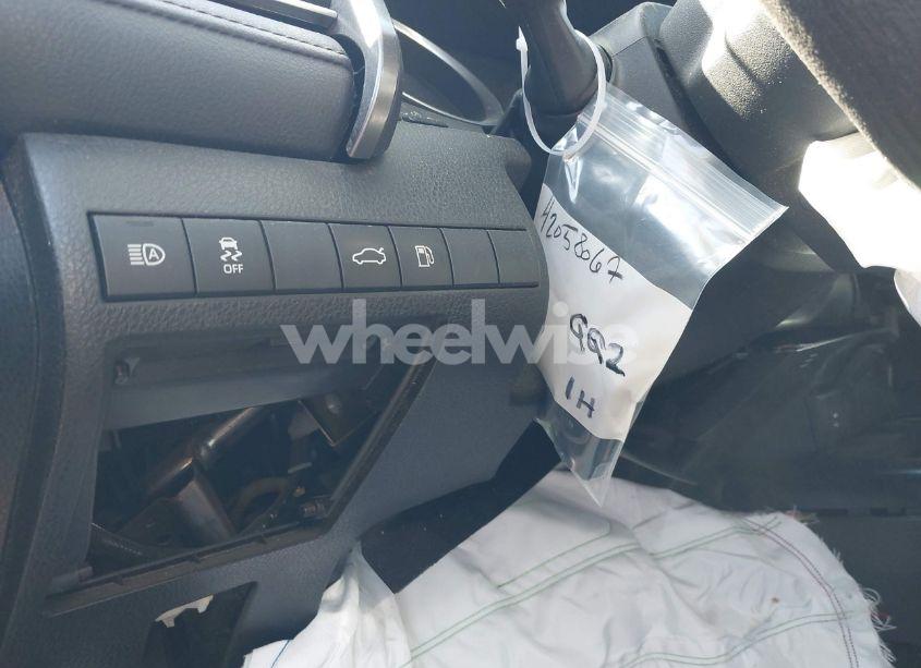 Photo 17 of 2018 Toyota Camry LE (VIN 4T1B11HK5JU527586)