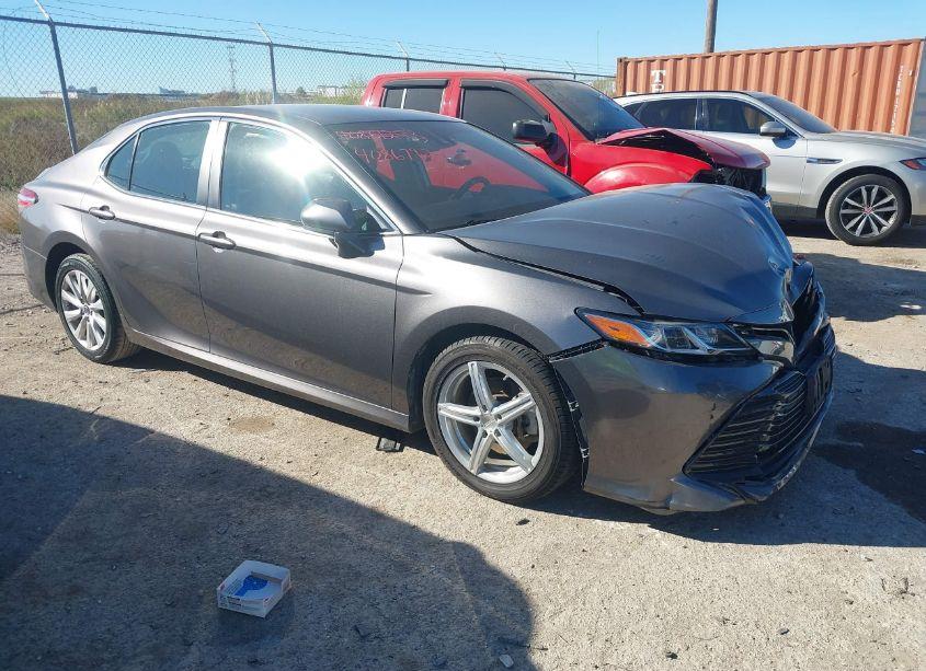 2018 Toyota Camry LE (VIN 4T1B11HK5JU528690) main photo